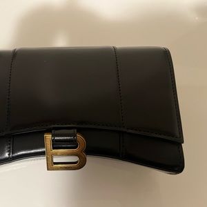 Balenciaga Hourglass Wallet on Chain!